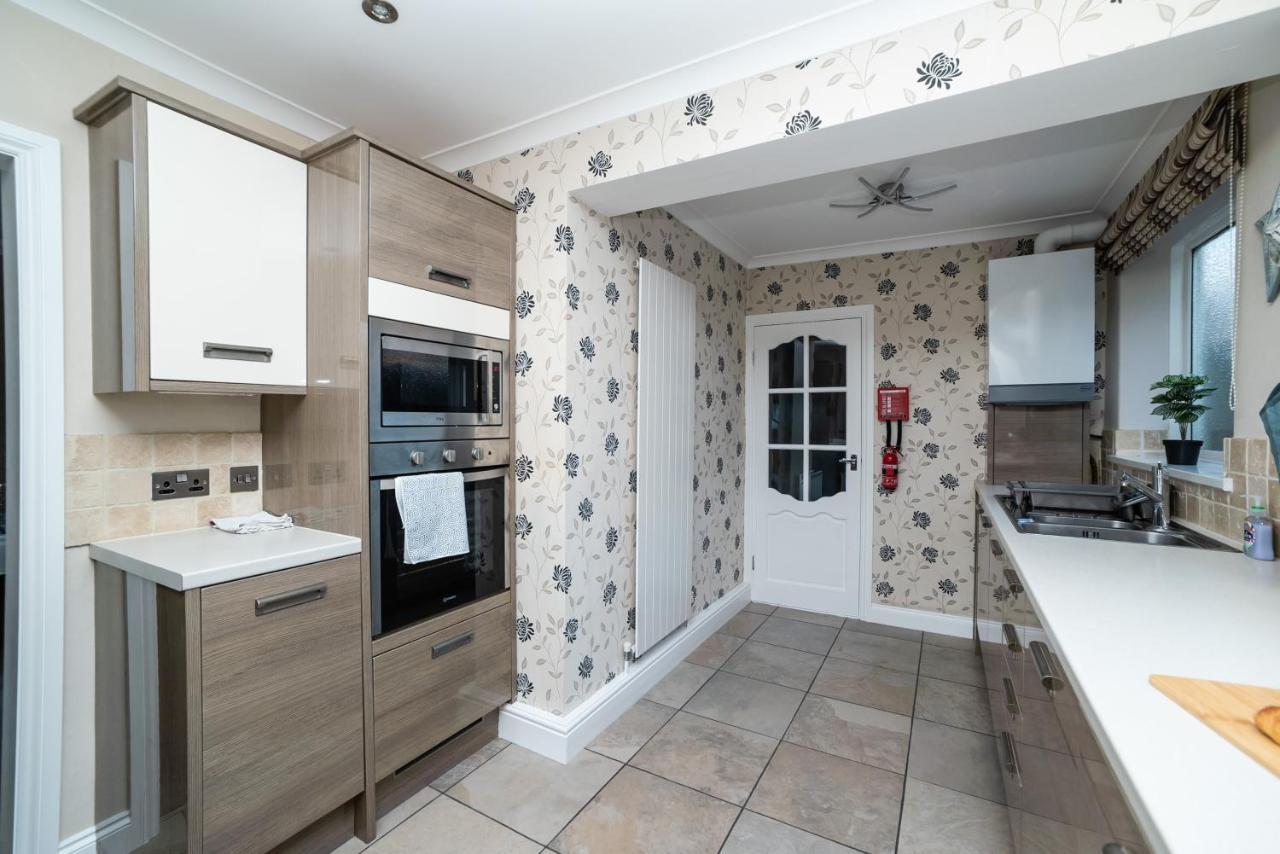 Apartment Gorgeous Modern 4 Bedroom House - Free Parking And Netflix By Wha For Contractors, Relocation, Business Travelers *