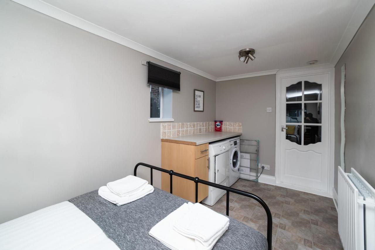 Apartment Gorgeous Modern 4 Bedroom House - Free Parking And Netflix By Wha For Contractors, Relocation, Business Travelers Newcastle upon Tyne