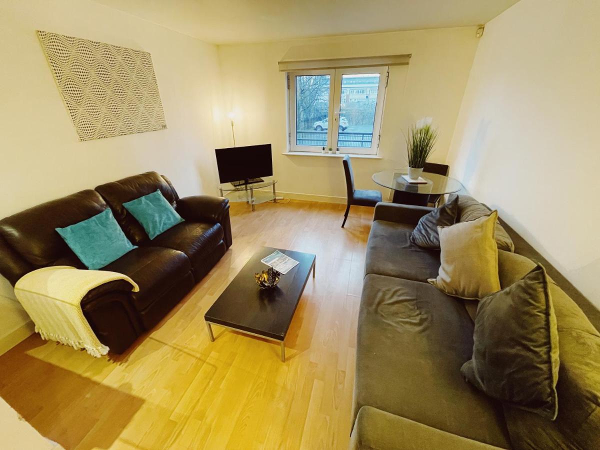 Modern Centre Private Parking Space - Sleeps 4 Apartment
