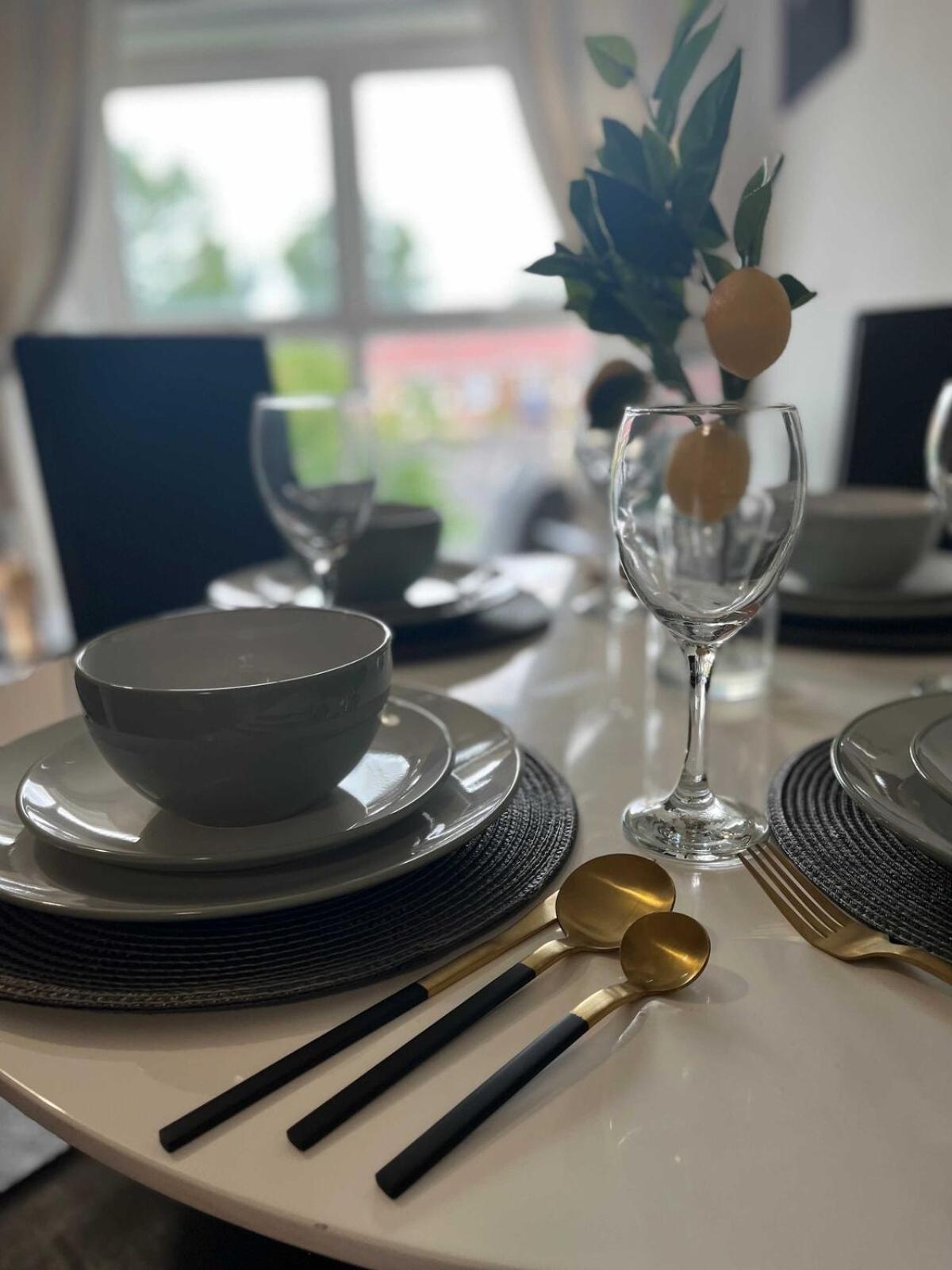 Stylish 2br - - Centre & St - Parking *