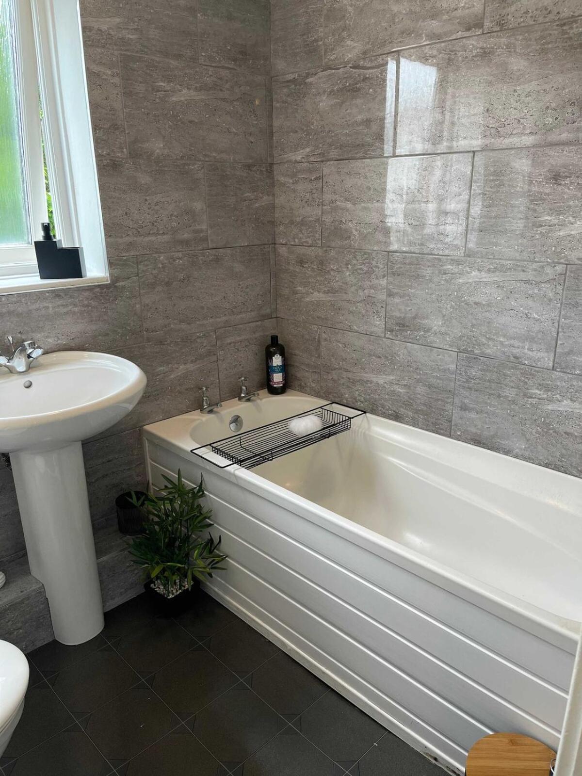 Stylish 2br - - Centre & St - Parking